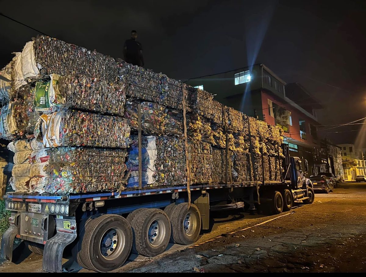 Camión cargado con pacas de material aprovechable