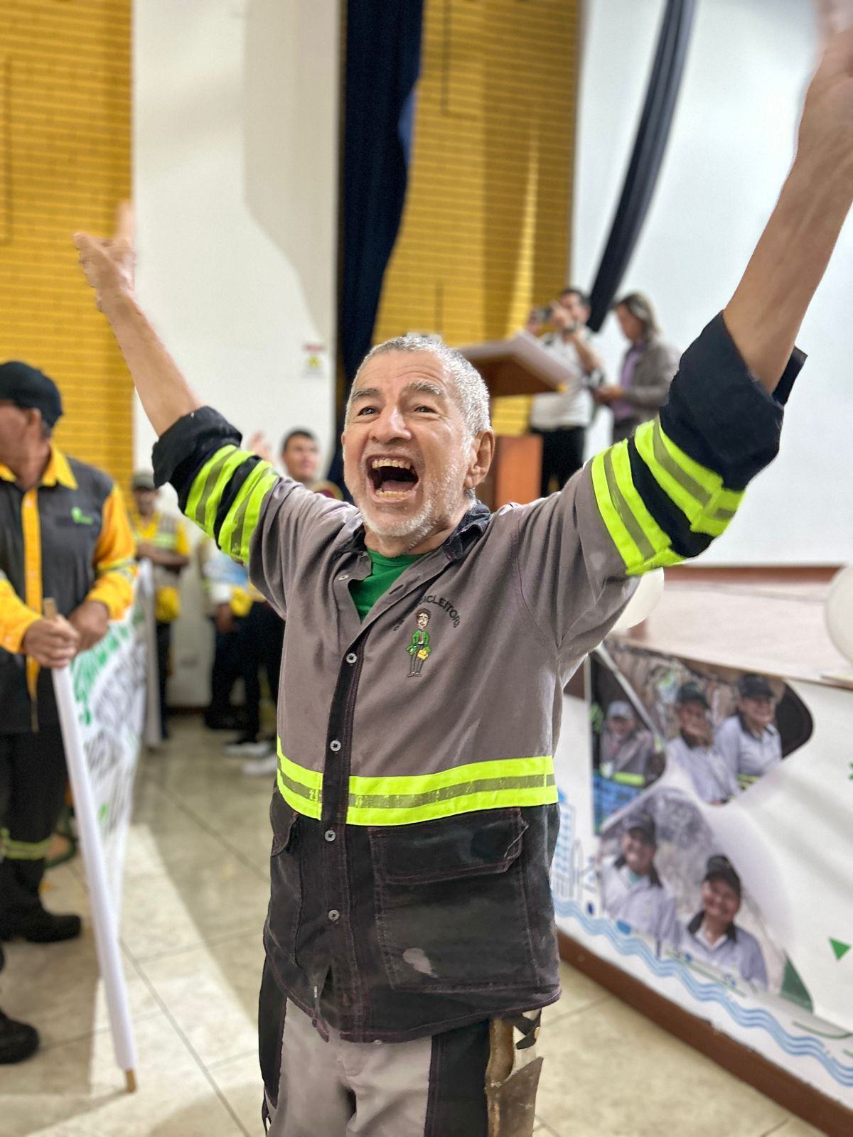 Reciclador de Recuperarte celebrando con los brazos en alto