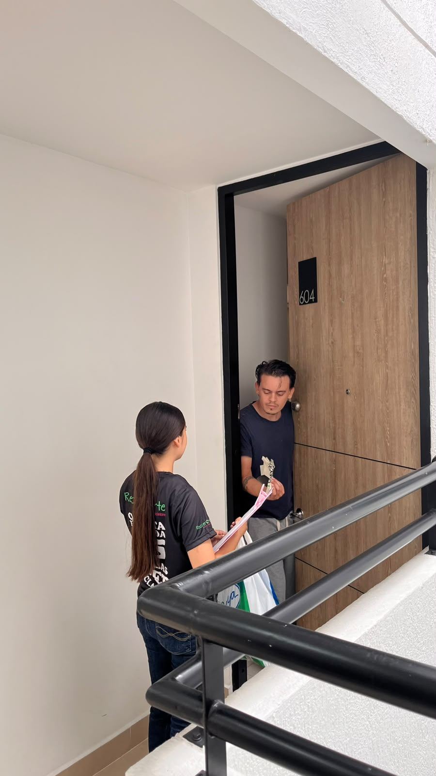 Recicladores de Recuperarte en una jornada de sensibilización puerta a puerta