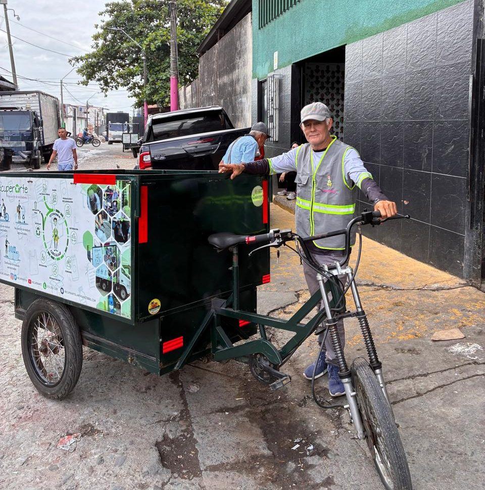 Reciclador de Recuperarte con su triciclo de recolección